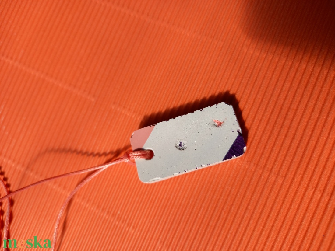 Lila és rózsaszín mintás fehér gipsz téglalap medál nyaklánc-KIFUTÓ TERMÉK - ékszer - nyaklánc - medálos nyaklánc - Meska.hu