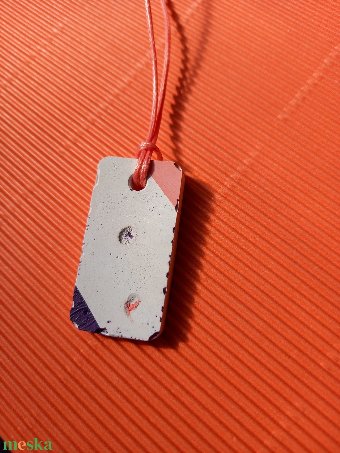 Lila és rózsaszín mintás fehér gipsz téglalap medál nyaklánc-KIFUTÓ TERMÉK - ékszer - nyaklánc - medálos nyaklánc - Meska.hu