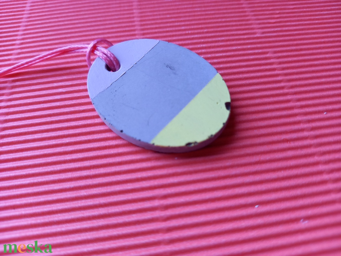 Sárga és lila mintázatú beton nyaklánc-KIFUTÓ TERMÉK - ékszer - nyaklánc - medálos nyaklánc - Meska.hu