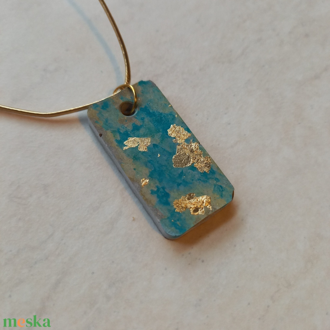 Kék arany színű beton téglalap medál nyaklánc - ékszer - nyaklánc - medálos nyaklánc - Meska.hu