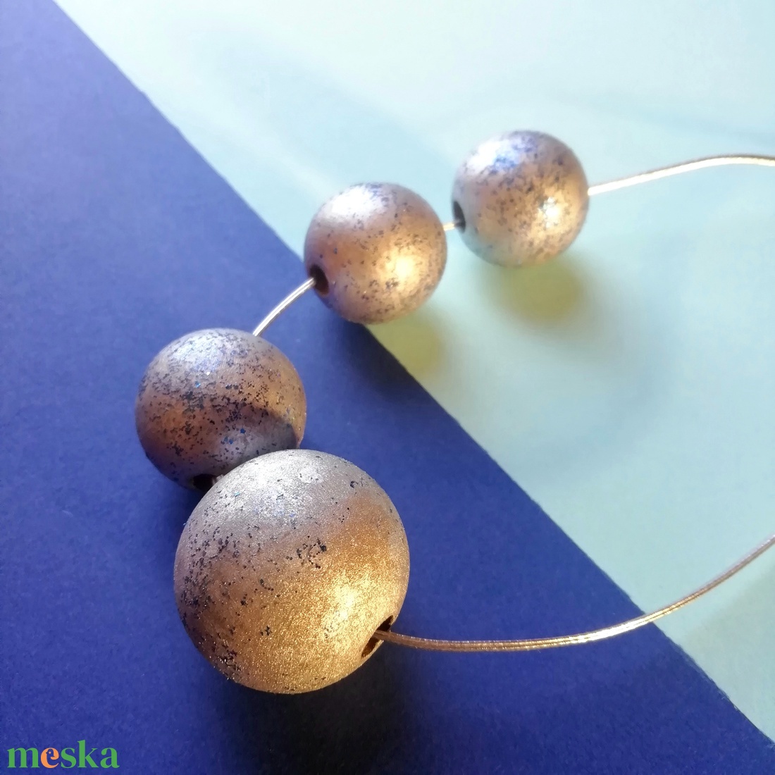 Kézzel készített kékes ezüst mintás festett fa nyaklánc - ékszer - nyaklánc - bogyós nyaklánc - Meska.hu