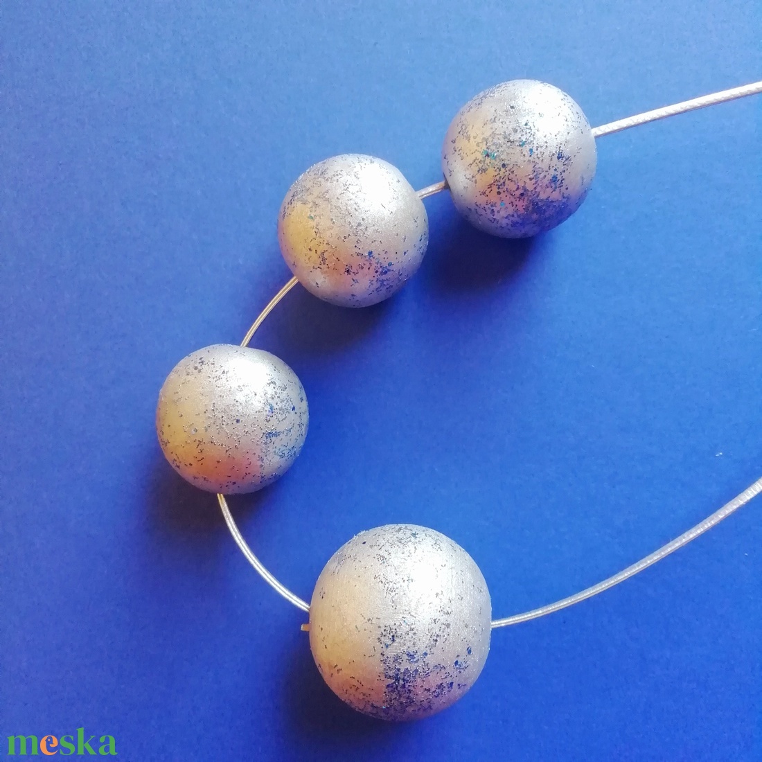 Kézzel készített kékes ezüst mintás festett fa nyaklánc - ékszer - nyaklánc - bogyós nyaklánc - Meska.hu