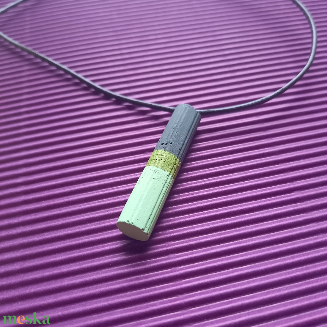 Zöld csíkos hosszúkás alakú beton nyaklánc  - ékszer - nyaklánc - medálos nyaklánc - Meska.hu