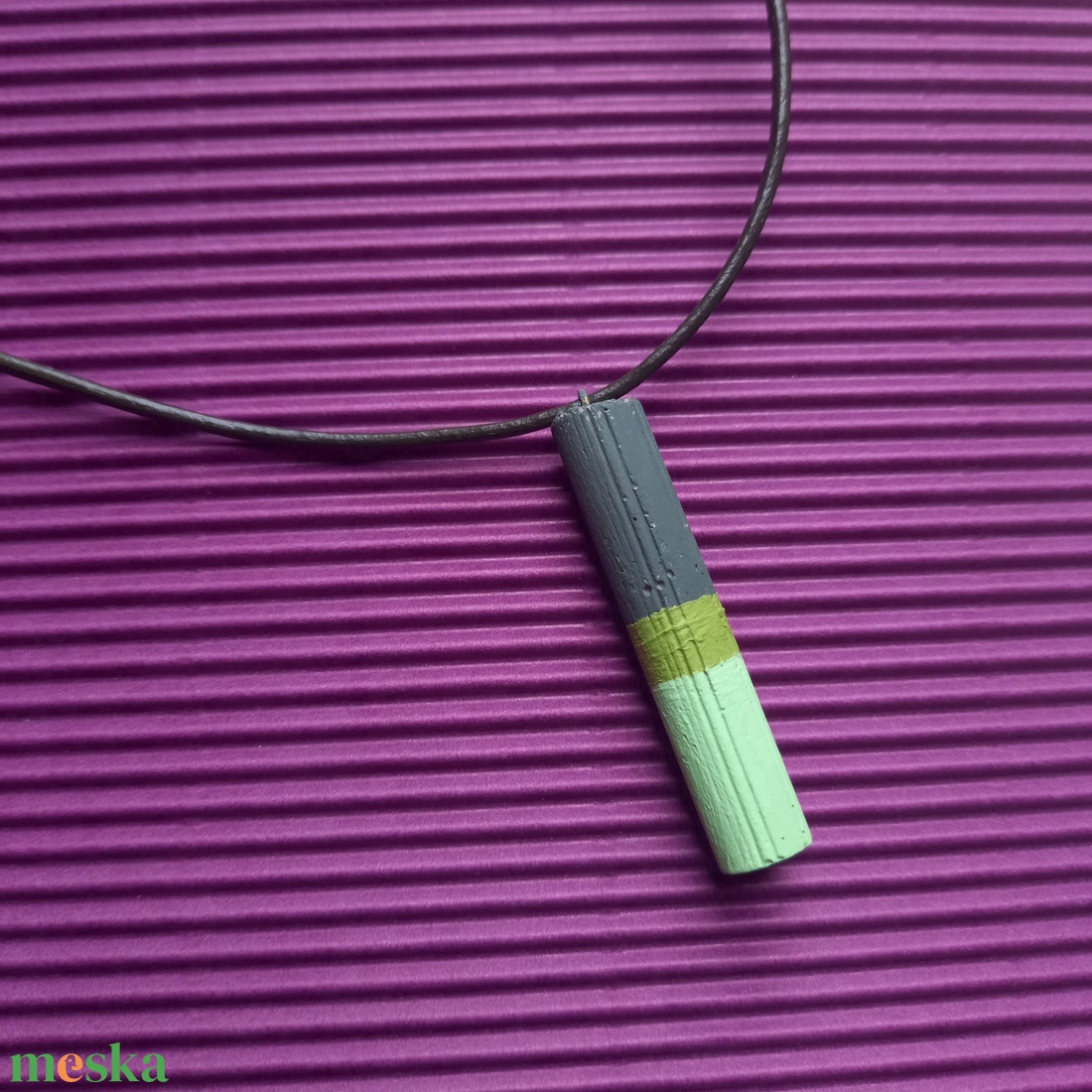 Zöld csíkos hosszúkás alakú beton nyaklánc  - ékszer - nyaklánc - medálos nyaklánc - Meska.hu