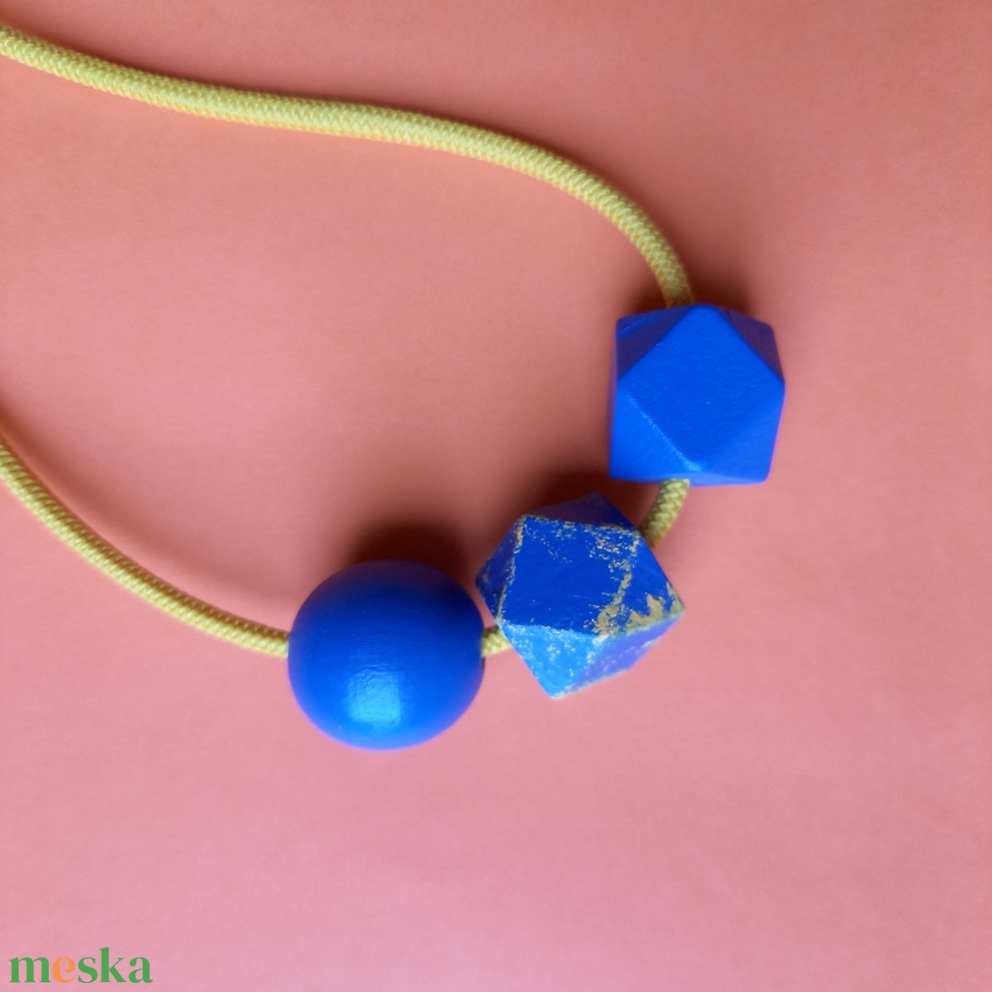 Kék-sárga fa bogyós absztrakt nyaklánc  - ékszer - nyaklánc - bogyós nyaklánc - Meska.hu