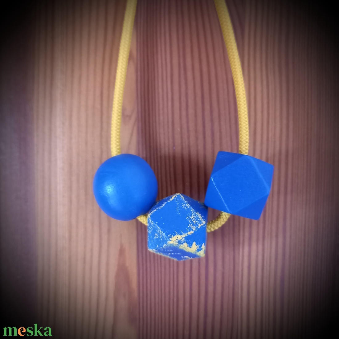 Kék-sárga fa bogyós absztrakt nyaklánc  - ékszer - nyaklánc - bogyós nyaklánc - Meska.hu