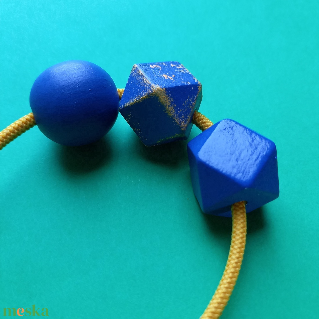 Kék-sárga fa bogyós absztrakt nyaklánc  - ékszer - nyaklánc - bogyós nyaklánc - Meska.hu