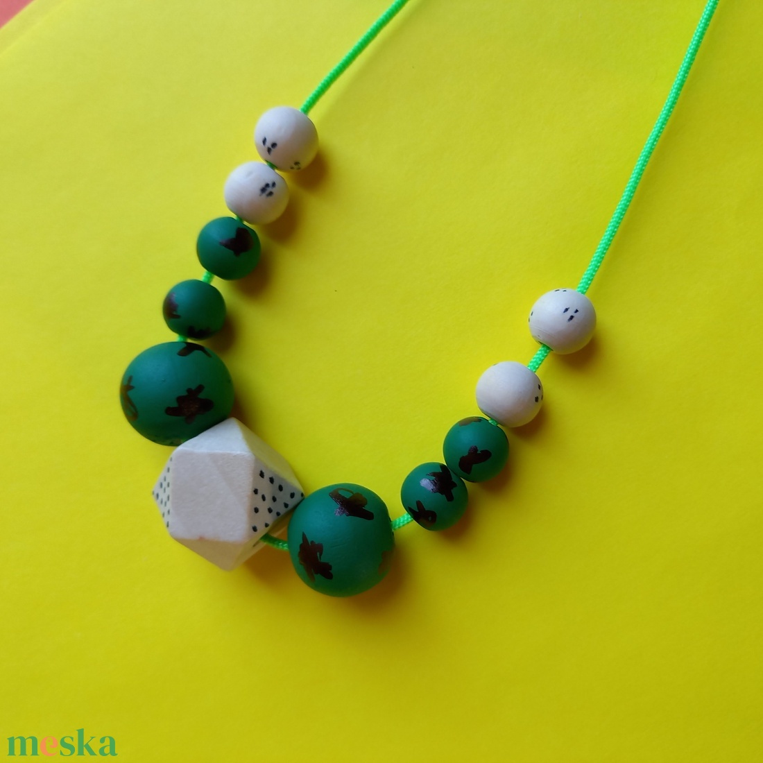 Zöld-fekete mintás festett fa nyaklánc-KIFUTÓ TERMÉK - ékszer - nyaklánc - bogyós nyaklánc - Meska.hu