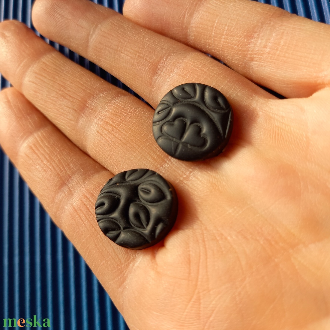 Fekete kerek gyurma fülbevaló - ékszer - fülbevaló - pötty fülbevaló - Meska.hu