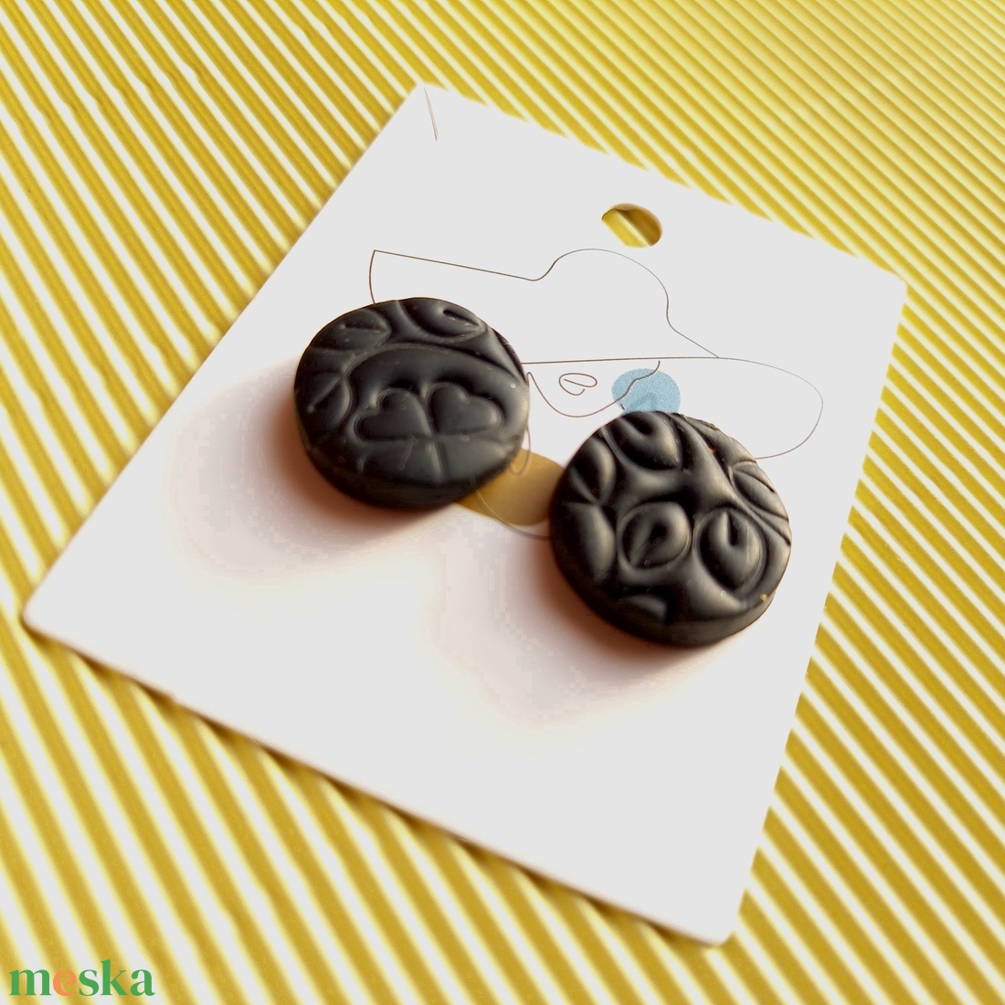 Fekete kerek gyurma fülbevaló - ékszer - fülbevaló - pötty fülbevaló - Meska.hu