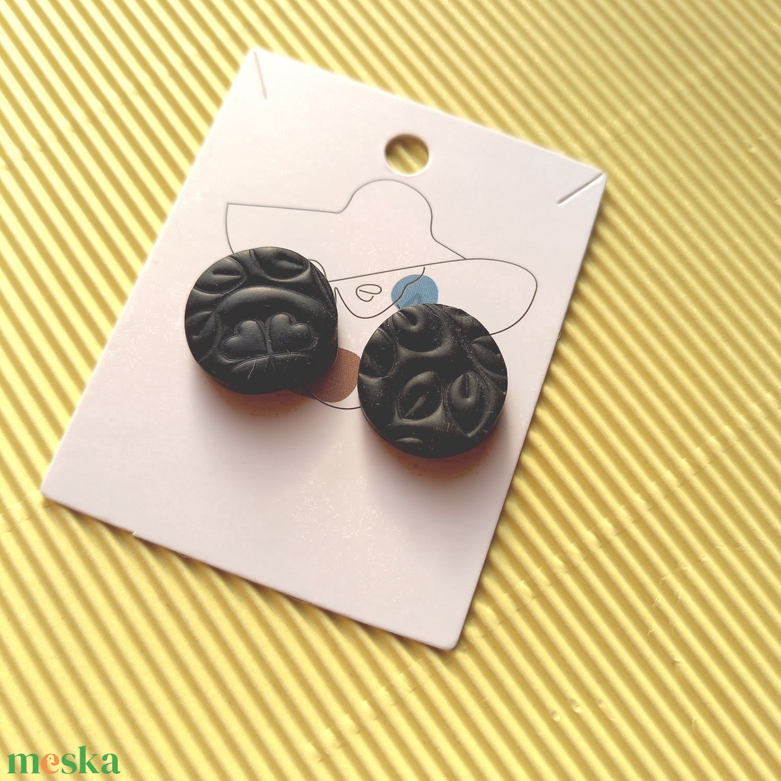Fekete kerek gyurma fülbevaló - ékszer - fülbevaló - pötty fülbevaló - Meska.hu