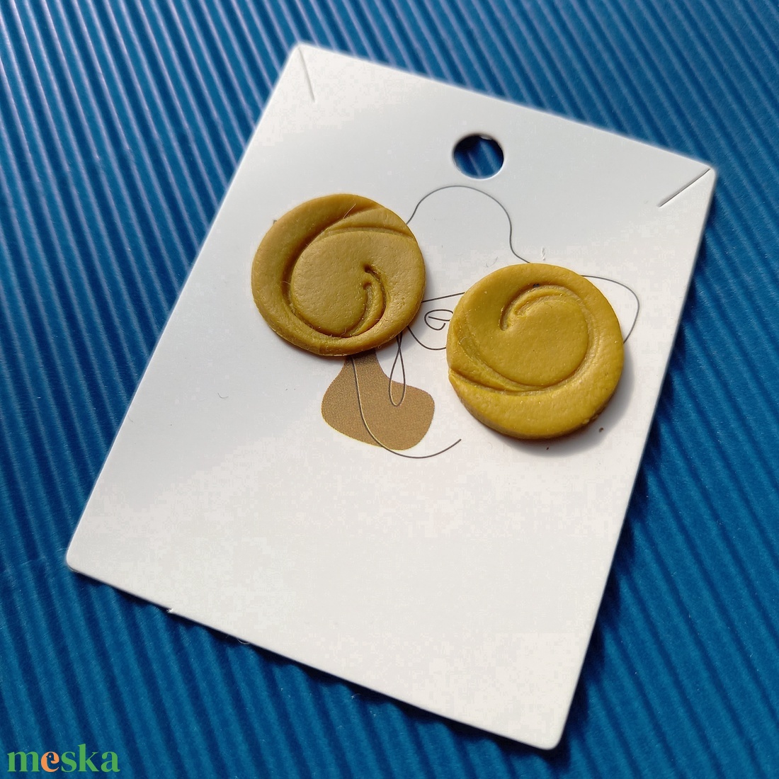 Mustársárga kerek bőrhatású gyurma fülbevaló - ékszer - fülbevaló - pötty fülbevaló - Meska.hu