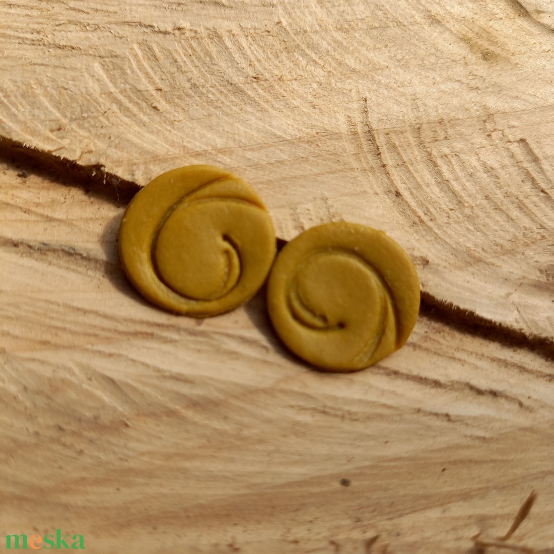 Mustársárga kerek bőrhatású gyurma fülbevaló - ékszer - fülbevaló - pötty fülbevaló - Meska.hu