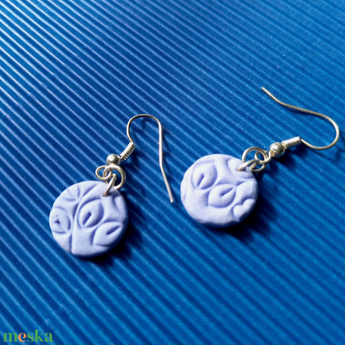 Halványlila kerek virágmintás habgyurma fülbevaló - ékszer - fülbevaló - lógó fülbevaló - Meska.hu