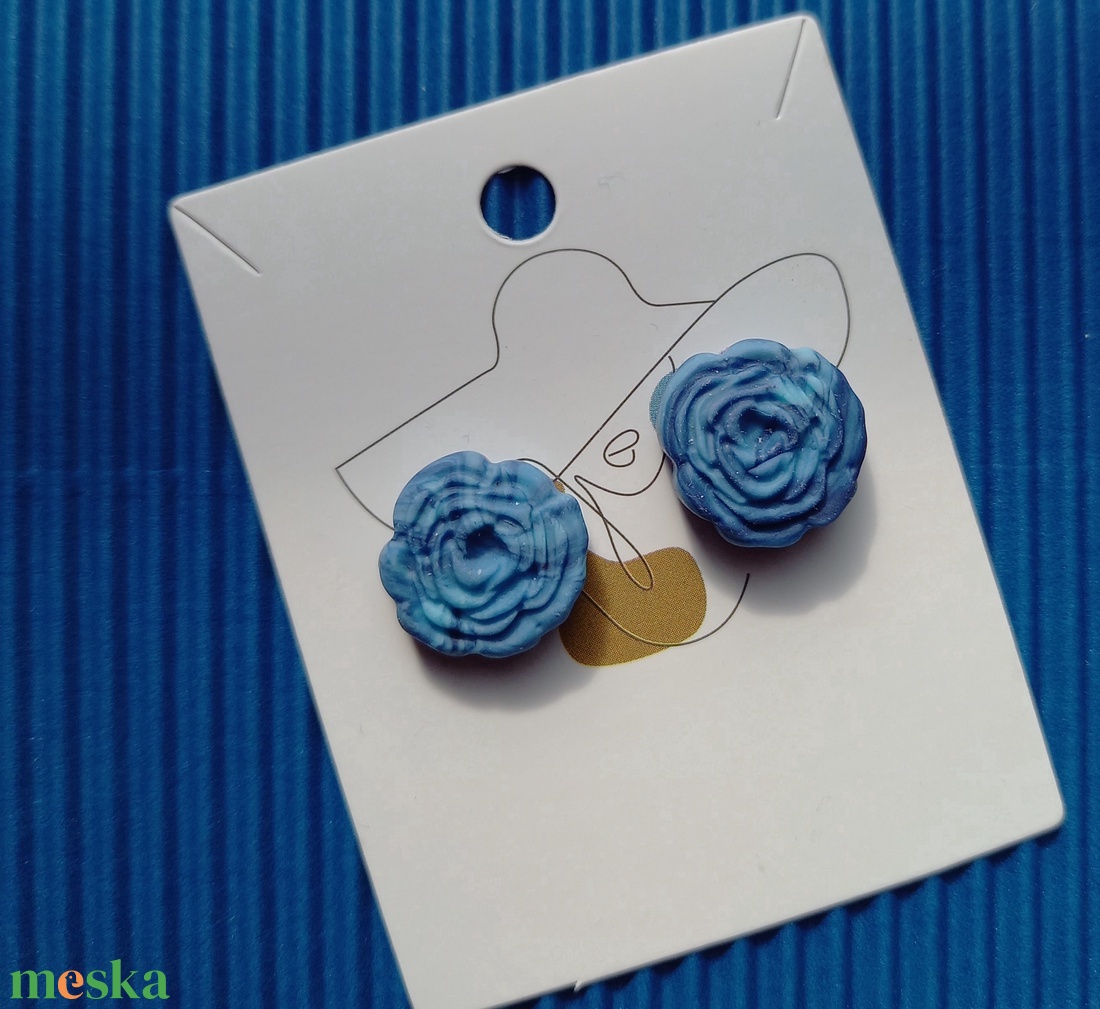 Kék bedugós rózsa gyurma fülbevaló - ékszer - fülbevaló - pötty fülbevaló - Meska.hu