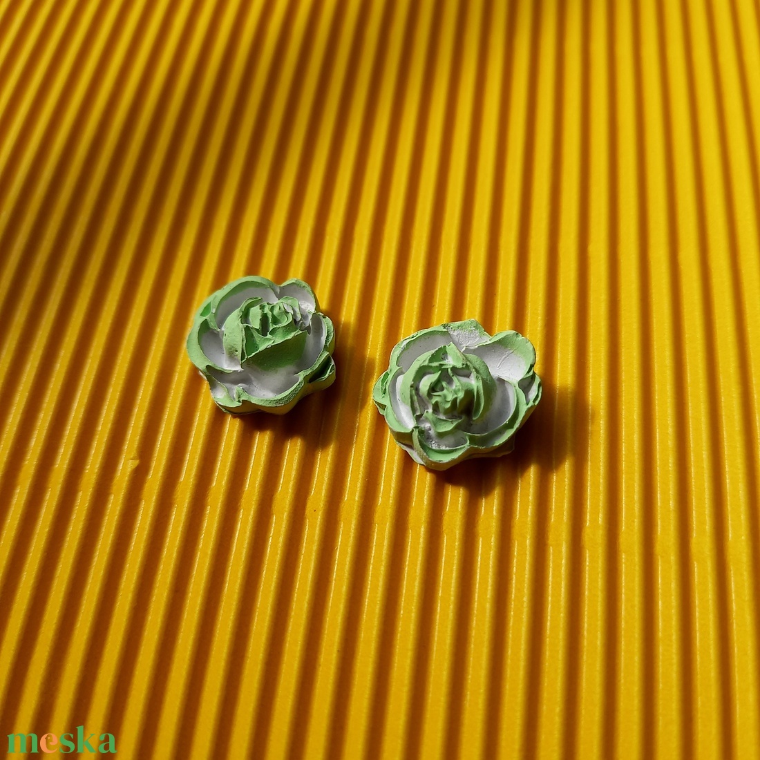 Zöld-fehér bedugós rózsa fülbevaló-KIFUTÓ TERMÉK - ékszer - fülbevaló - pötty fülbevaló - Meska.hu