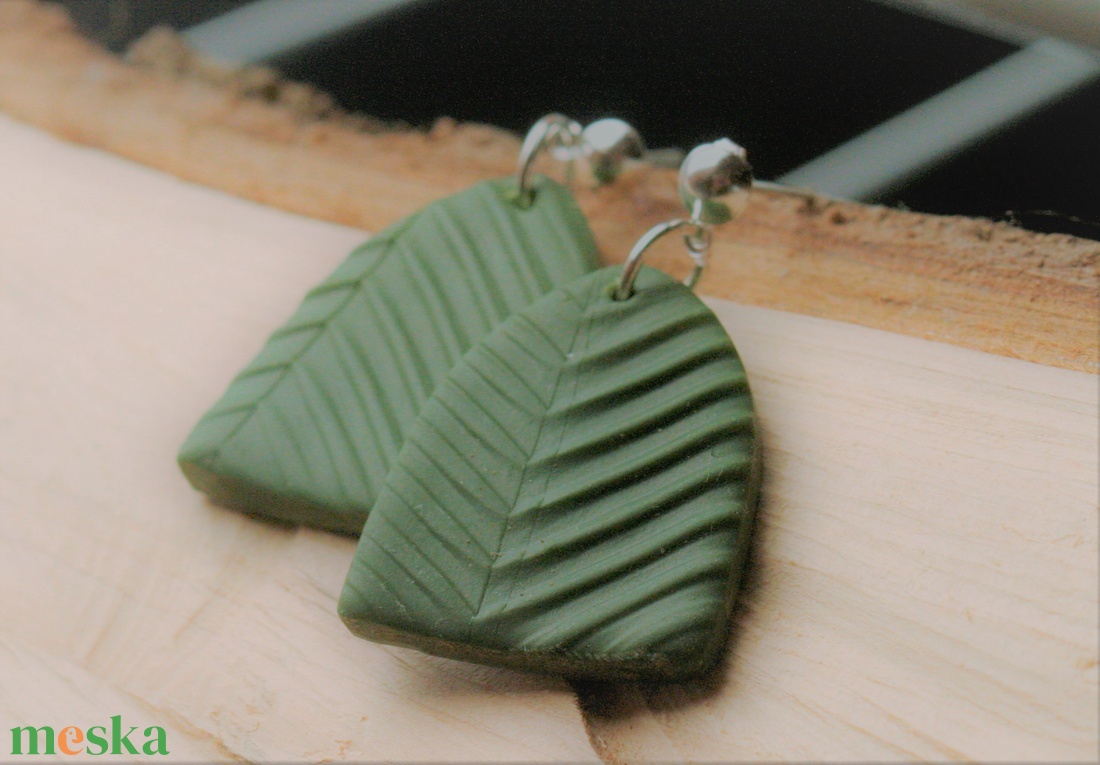 Zöld lógós gyurma fülbevaló - ékszer - fülbevaló - lógó fülbevaló - Meska.hu