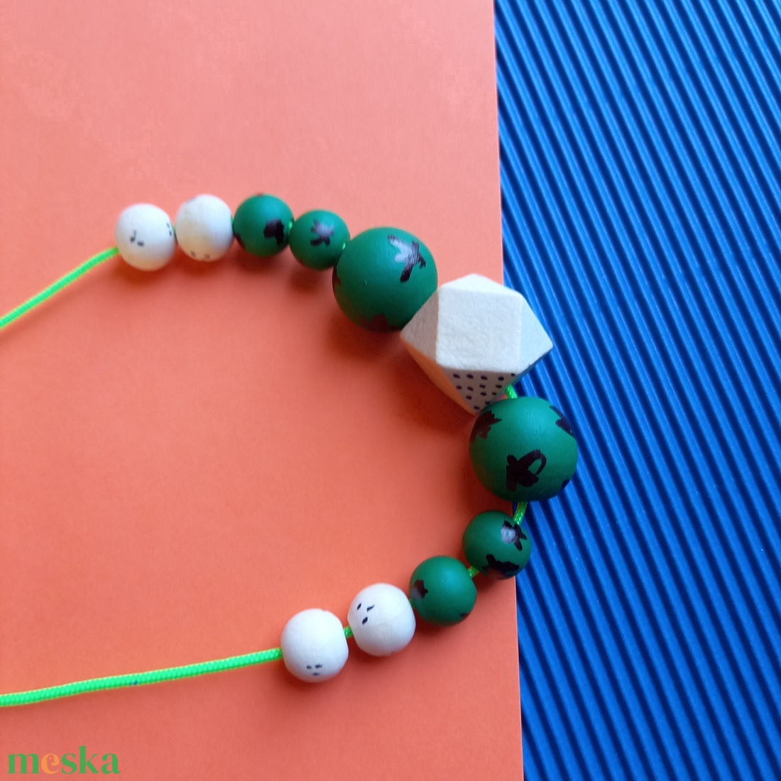 Zöld-fekete mintás festett fa nyaklánc-KIFUTÓ TERMÉK - ékszer - nyaklánc - bogyós nyaklánc - Meska.hu