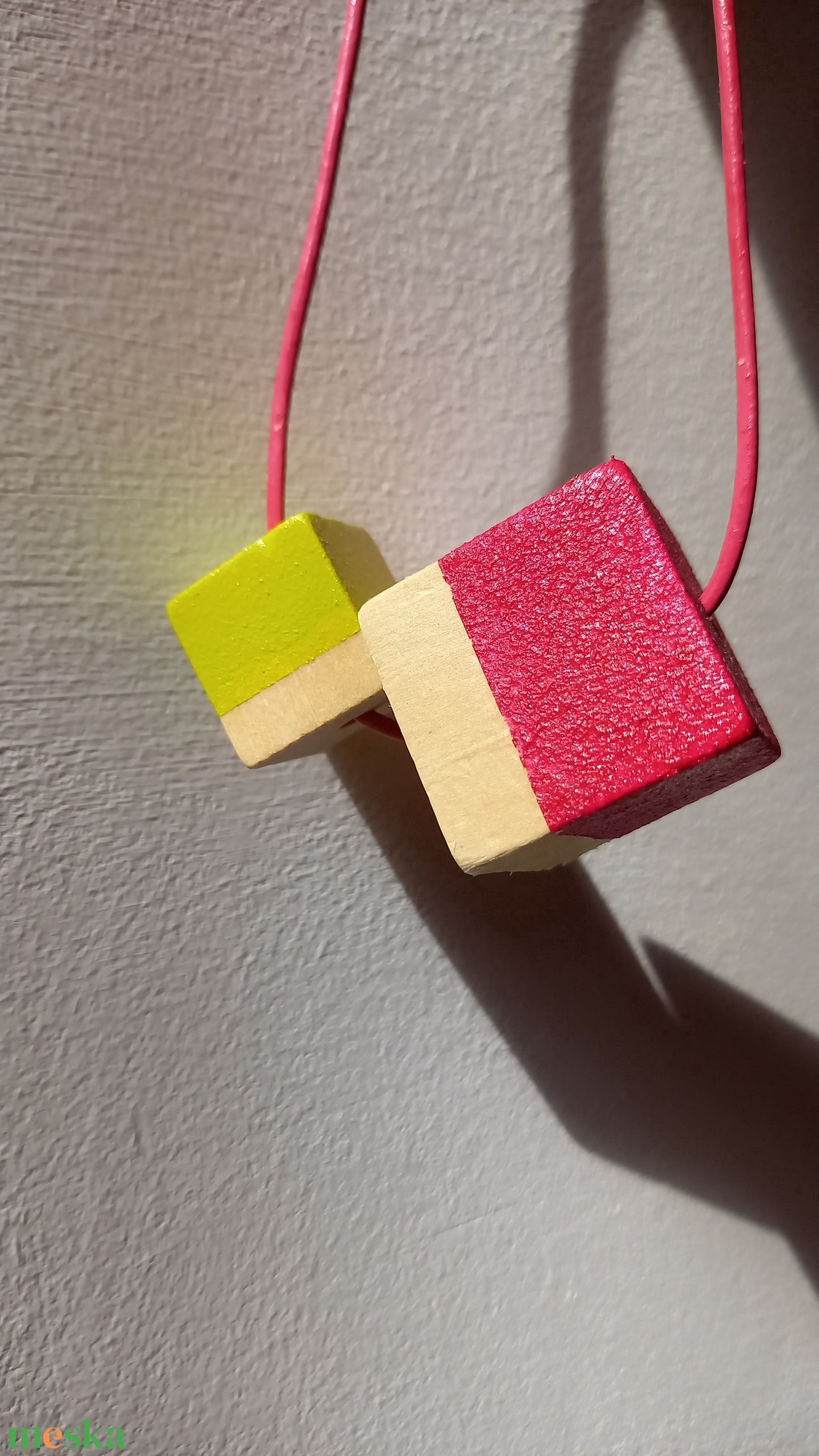 Lime zöld és fukszia pink csíkos fa kocka nyaklánc  - ékszer - nyaklánc - bogyós nyaklánc - Meska.hu