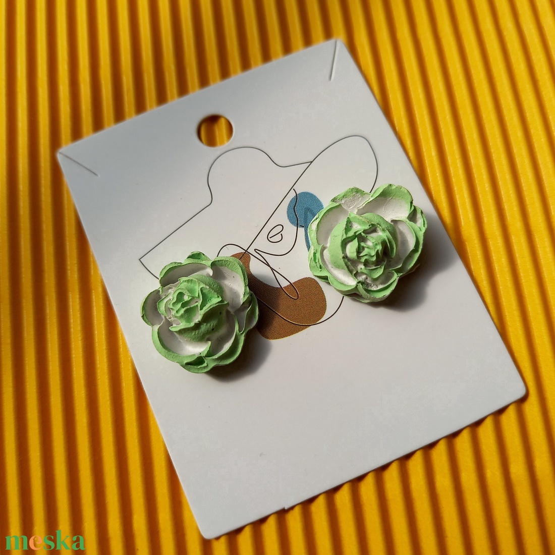 Zöld-fehér bedugós rózsa fülbevaló-KIFUTÓ TERMÉK - ékszer - fülbevaló - pötty fülbevaló - Meska.hu