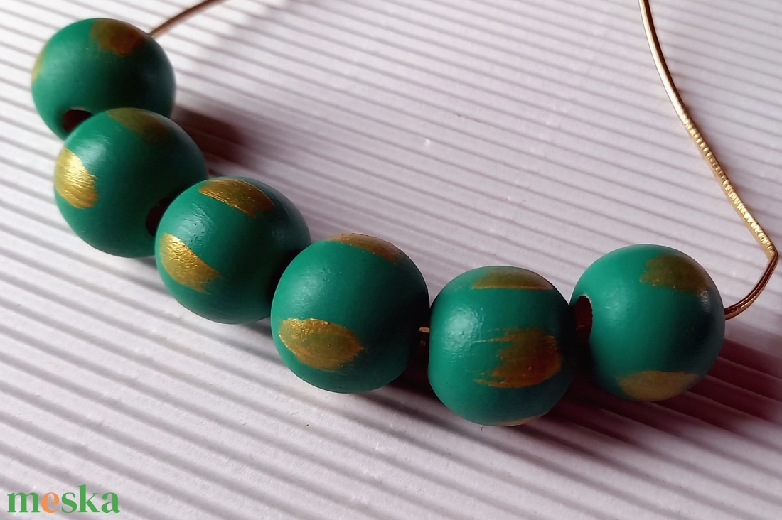 Világoszöld és arany színű festett fagyöngy nyaklánc  - ékszer - nyaklánc - bogyós nyaklánc - Meska.hu