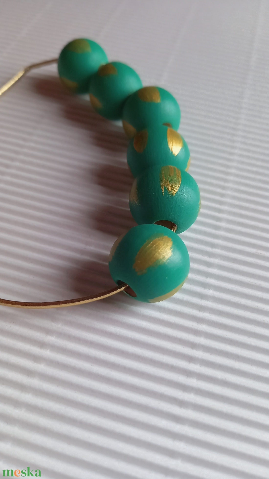 Világoszöld és arany színű festett fagyöngy nyaklánc  - ékszer - nyaklánc - bogyós nyaklánc - Meska.hu