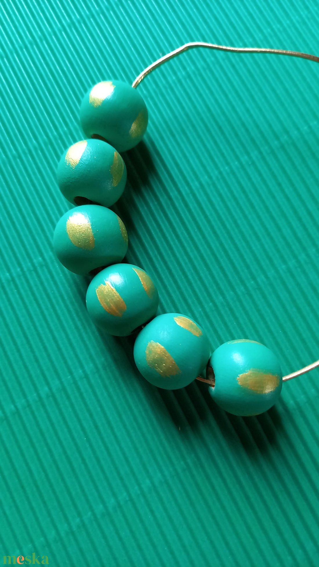 Világoszöld és arany színű festett fagyöngy nyaklánc  - ékszer - nyaklánc - bogyós nyaklánc - Meska.hu