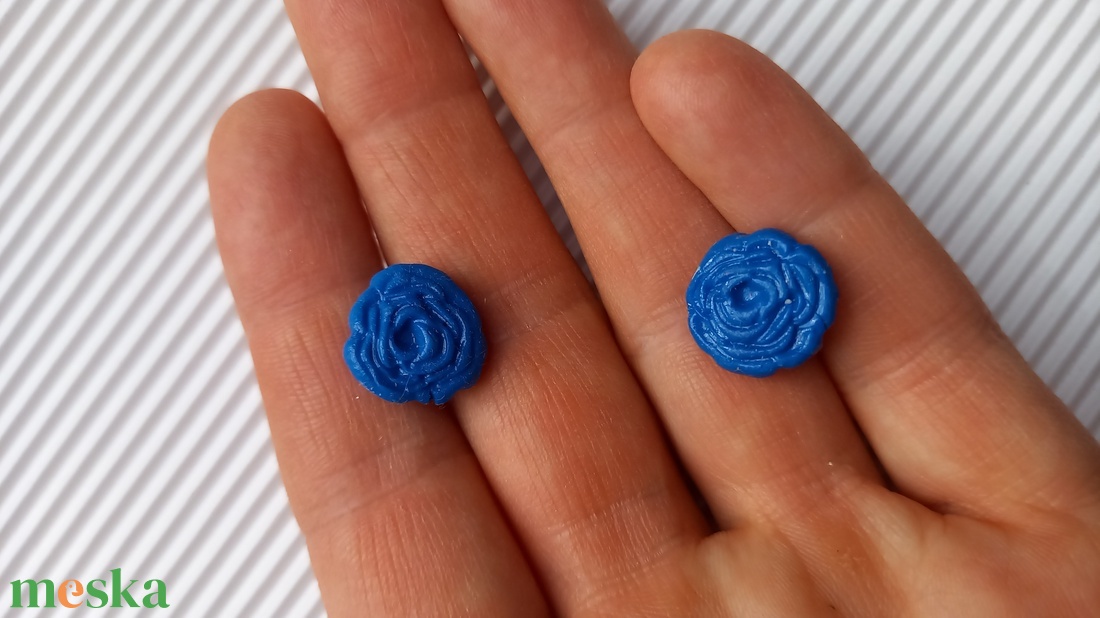 Kék bedugós rózsa gyurma fülbevaló - ékszer - fülbevaló - pötty fülbevaló - Meska.hu