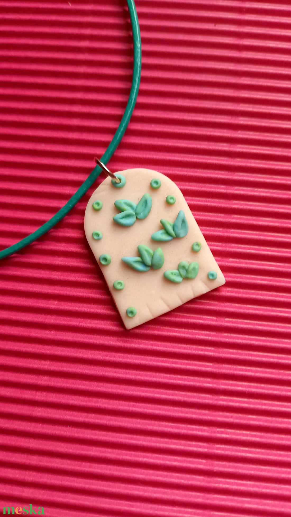 Zöld-fehér virágos gyurma nyaklánc - ékszer - nyaklánc - medál - Meska.hu