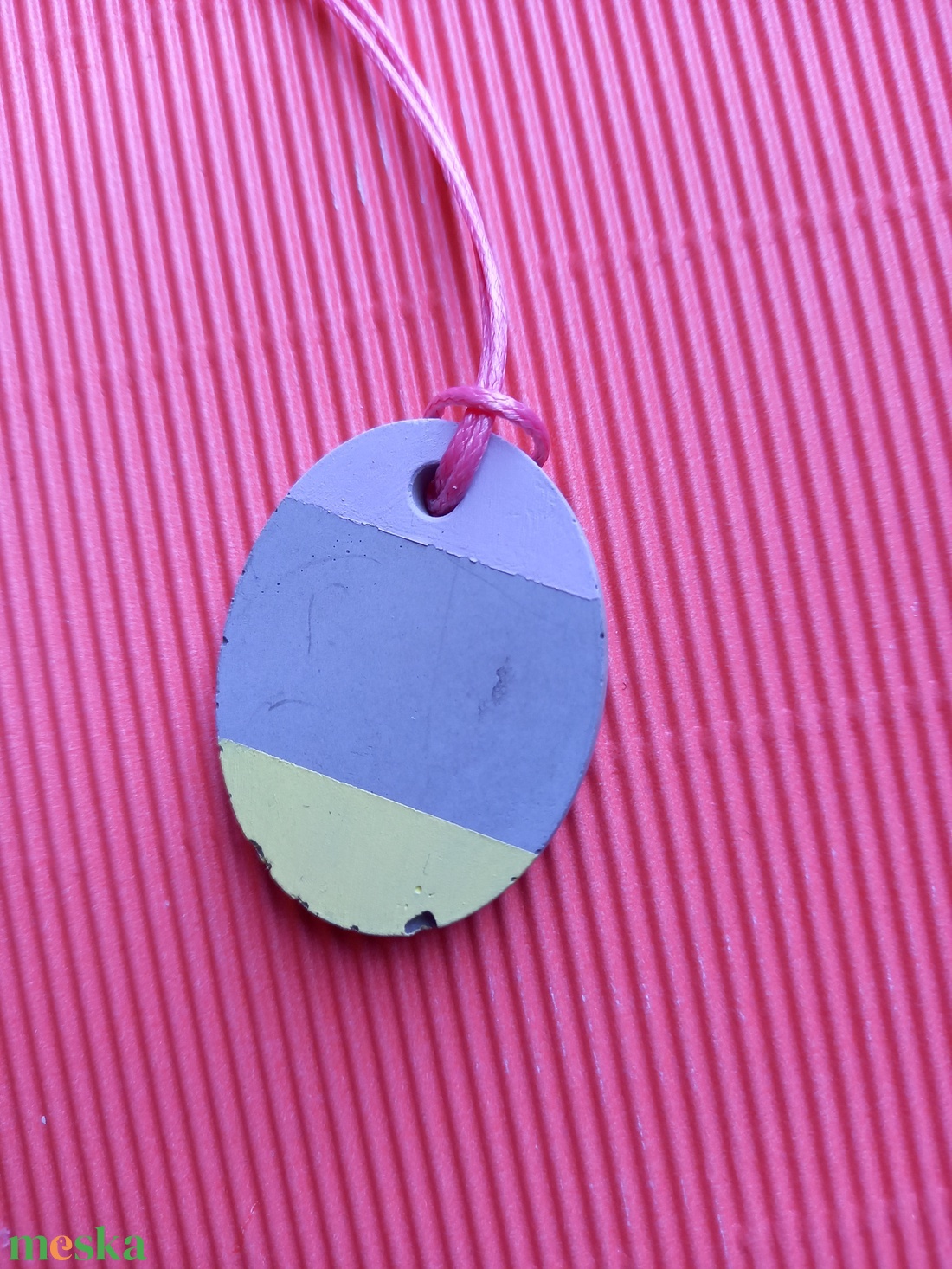 Sárga és lila mintázatú beton nyaklánc-KIFUTÓ TERMÉK - ékszer - nyaklánc - medálos nyaklánc - Meska.hu