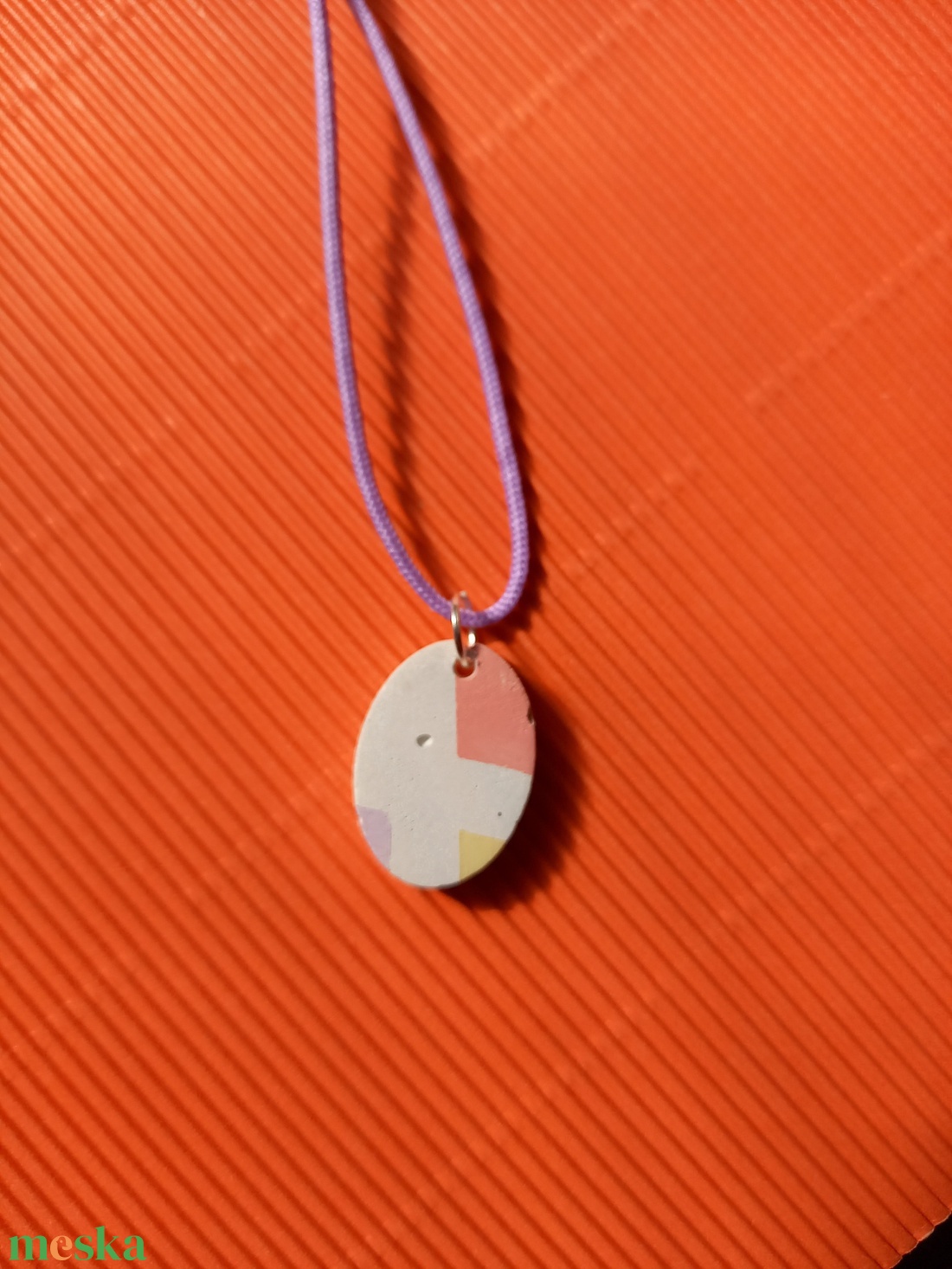 Pasztell ovális alakú betongipsz nyaklánc-KIFUTÓ TERMÉK - ékszer - nyaklánc - medálos nyaklánc - Meska.hu