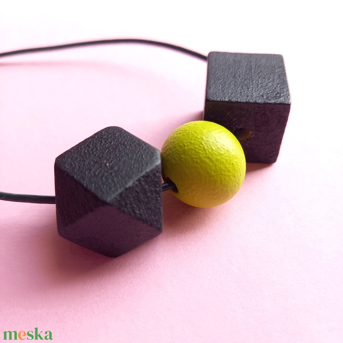 Lime zöld és fekete fa bogyós absztrakt nyaklánc  - ékszer - nyaklánc - bogyós nyaklánc - Meska.hu