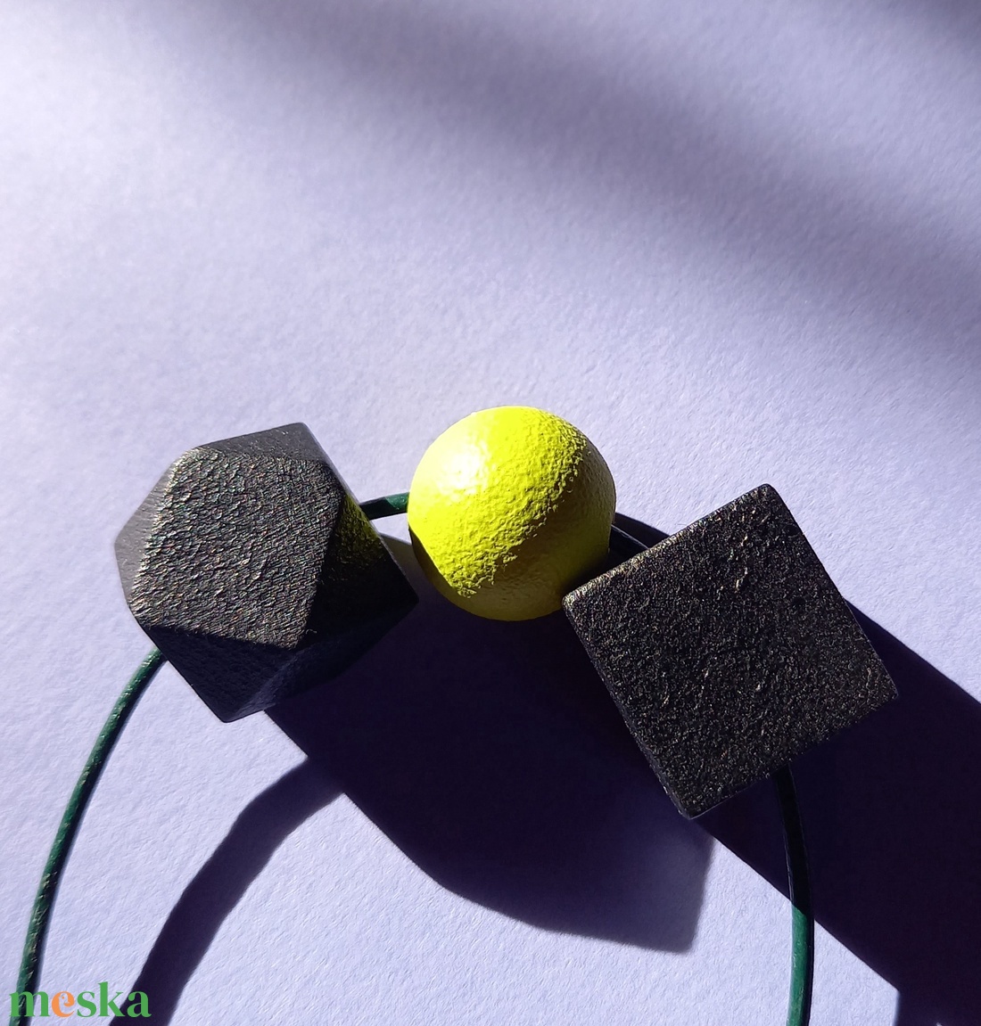 Lime zöld és fekete fa bogyós absztrakt nyaklánc  - ékszer - nyaklánc - bogyós nyaklánc - Meska.hu