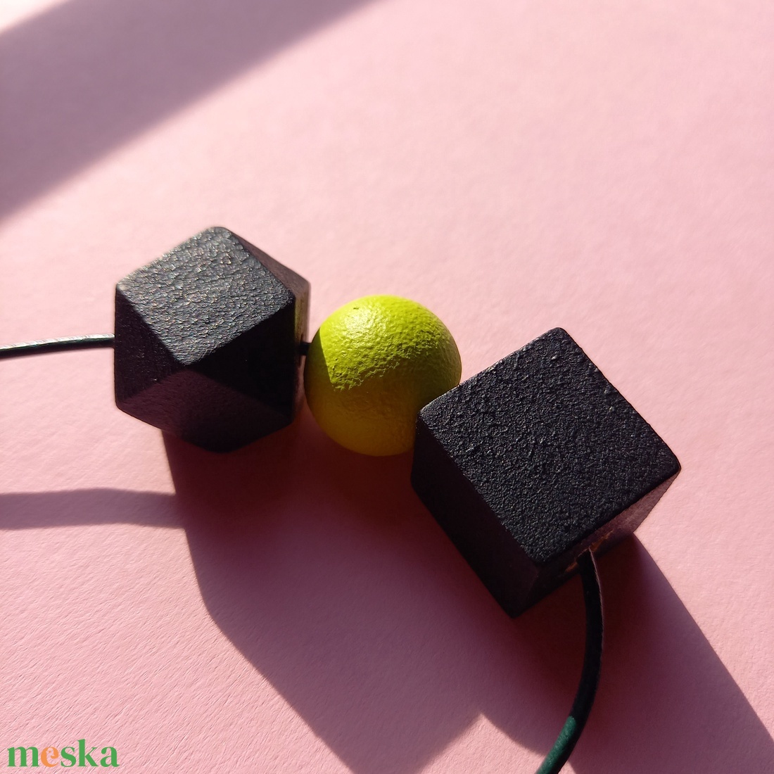 Lime zöld és fekete fa bogyós absztrakt nyaklánc  - ékszer - nyaklánc - bogyós nyaklánc - Meska.hu