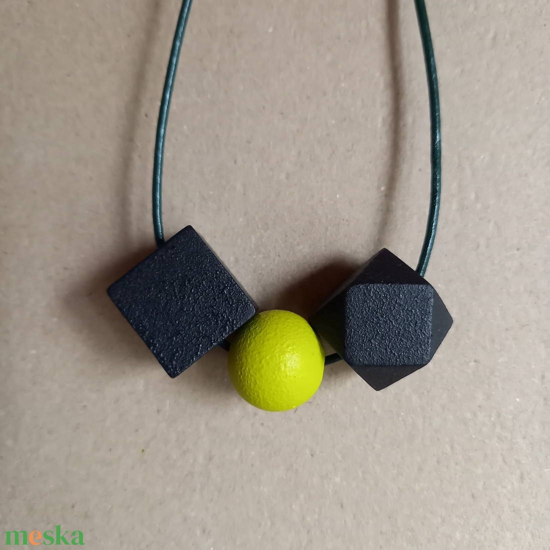 Lime zöld és fekete fa bogyós absztrakt nyaklánc  - ékszer - nyaklánc - bogyós nyaklánc - Meska.hu