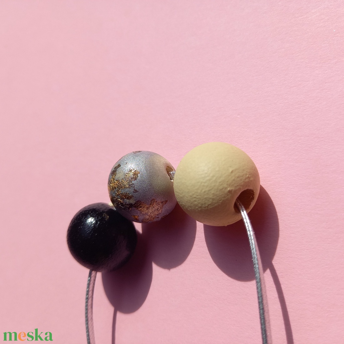 Fa golyós nyaklánc bézs, fekete és ezüst színben - ékszer - fülbevaló - lógó fülbevaló - Meska.hu