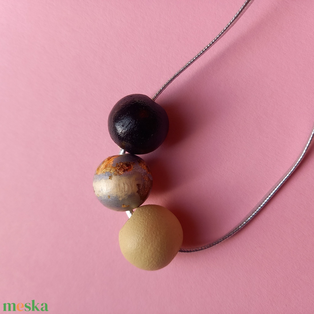 Fa golyós nyaklánc bézs, fekete és ezüst színben - ékszer - fülbevaló - lógó fülbevaló - Meska.hu
