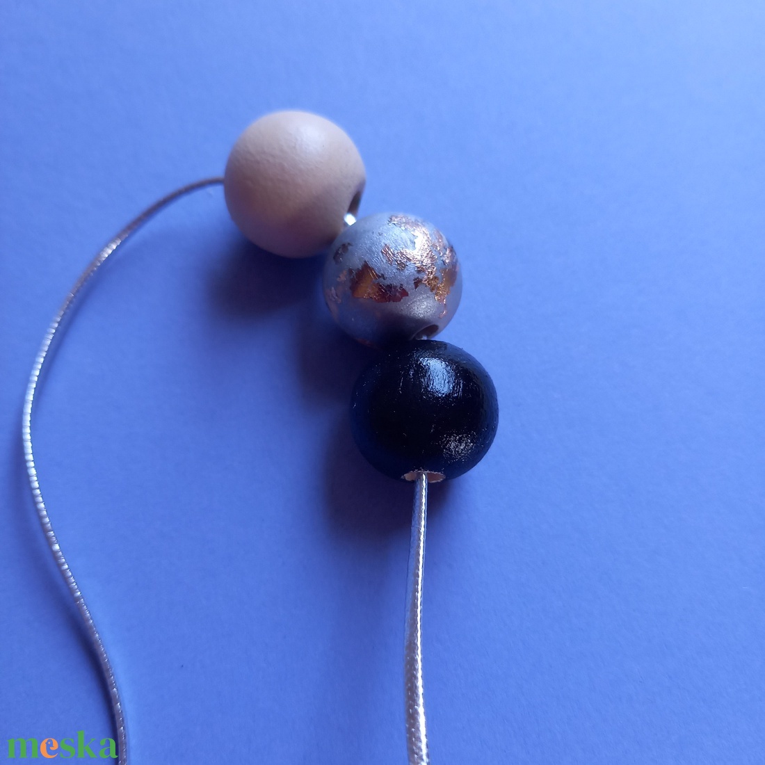 Fa golyós nyaklánc bézs, fekete és ezüst színben - ékszer - fülbevaló - lógó fülbevaló - Meska.hu