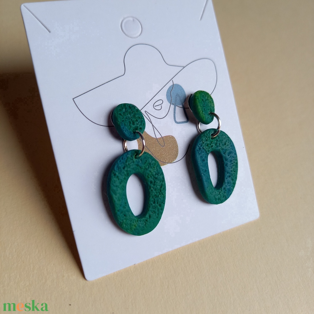 Zöld absztrakt lógós gyurma fülbevaló - ékszer - fülbevaló - lógó fülbevaló - Meska.hu