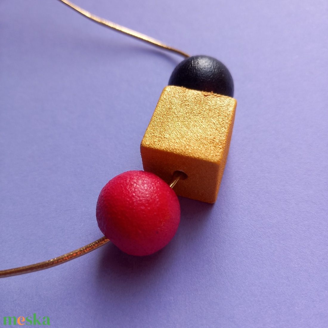 Fa bogyós absztrakt nyaklánc alakzat fekete, arany, fukszia színben - ékszer - nyaklánc - bogyós nyaklánc - Meska.hu