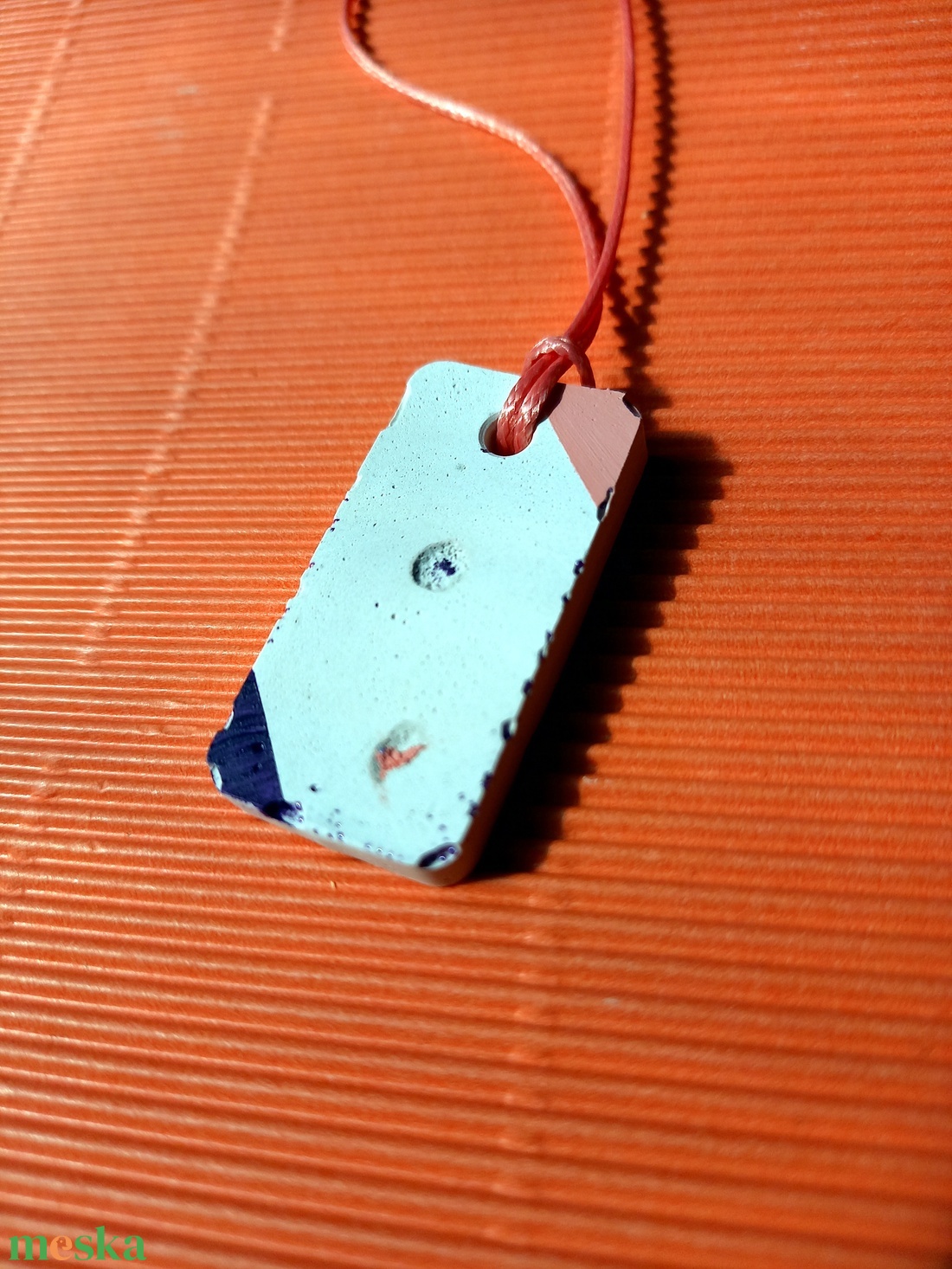 Lila és rózsaszín mintás fehér gipsz téglalap medál nyaklánc-KIFUTÓ TERMÉK - ékszer - nyaklánc - medálos nyaklánc - Meska.hu