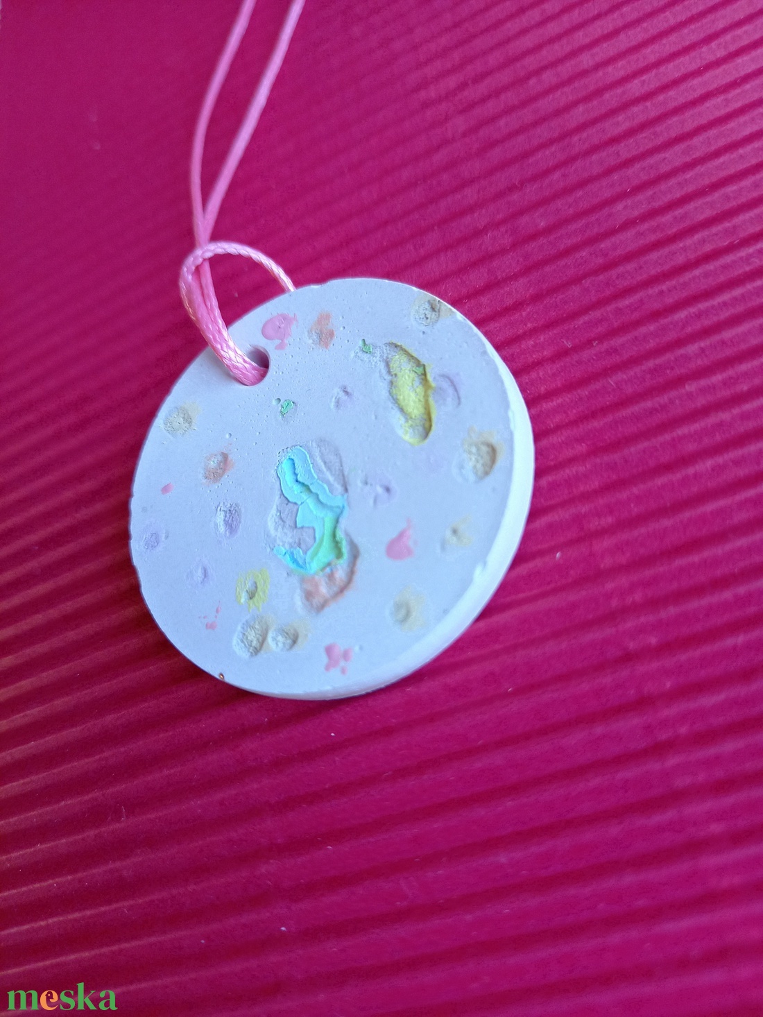 Pasztell mintás betonékszer kör alakú medál nyaklánc-KIFUTÓ TERMÉK - ékszer - nyaklánc - medálos nyaklánc - Meska.hu