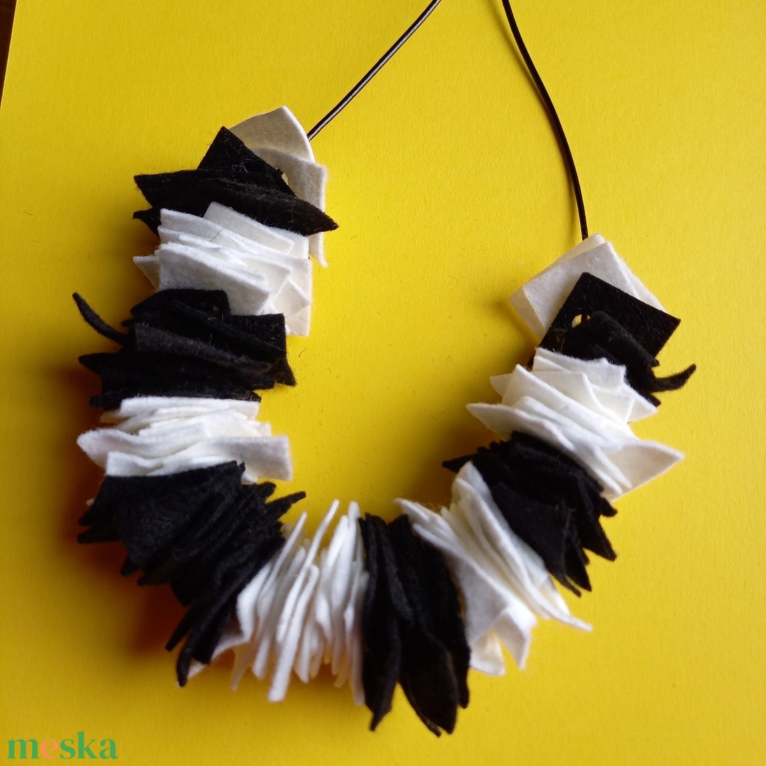 Monokrom filc nyaklánc fehér és fekete  színben - ékszer - nyaklánc - statement nyaklánc - Meska.hu