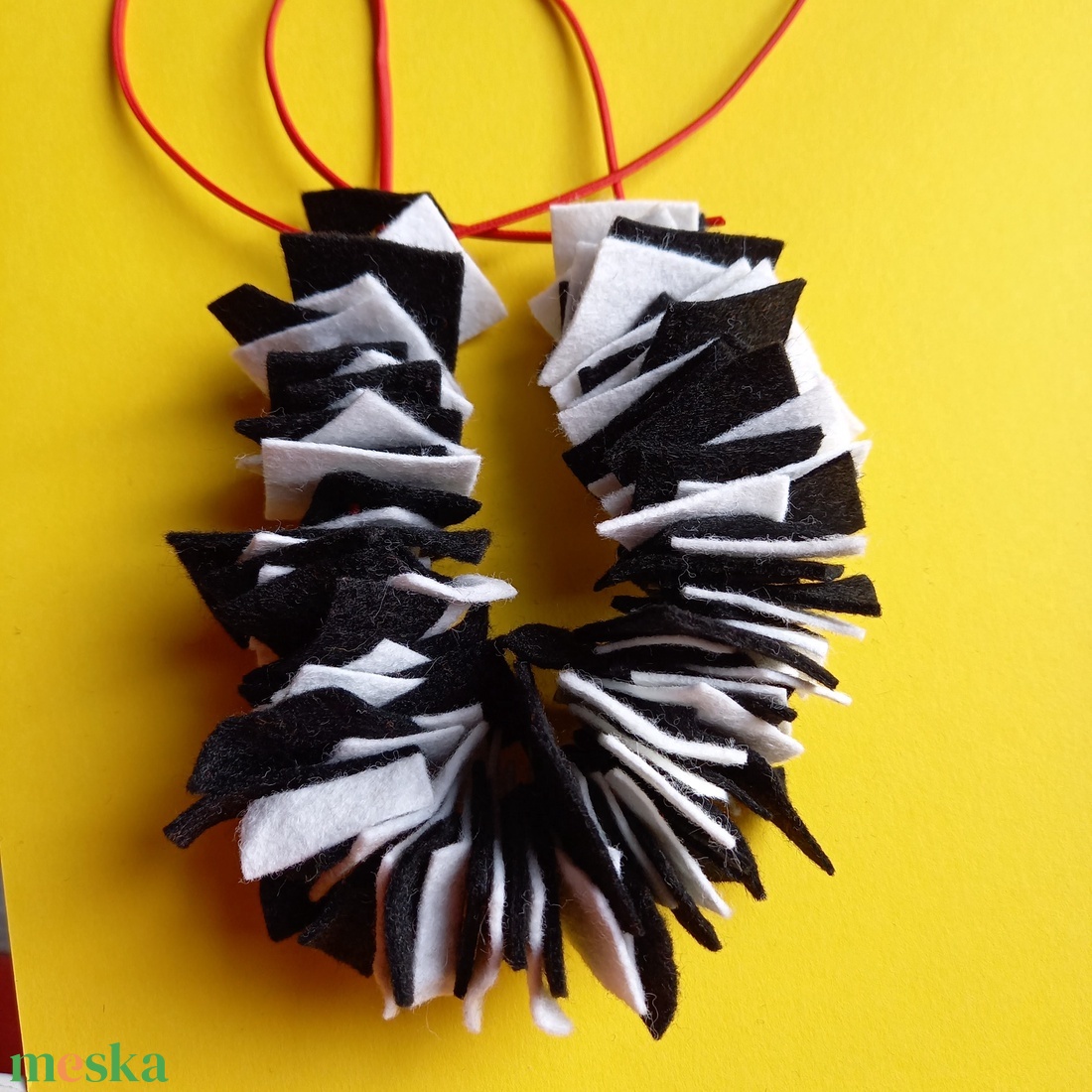 Monokrom filc nyaklánc fehér és fekete  színben - ékszer - nyaklánc - statement nyaklánc - Meska.hu