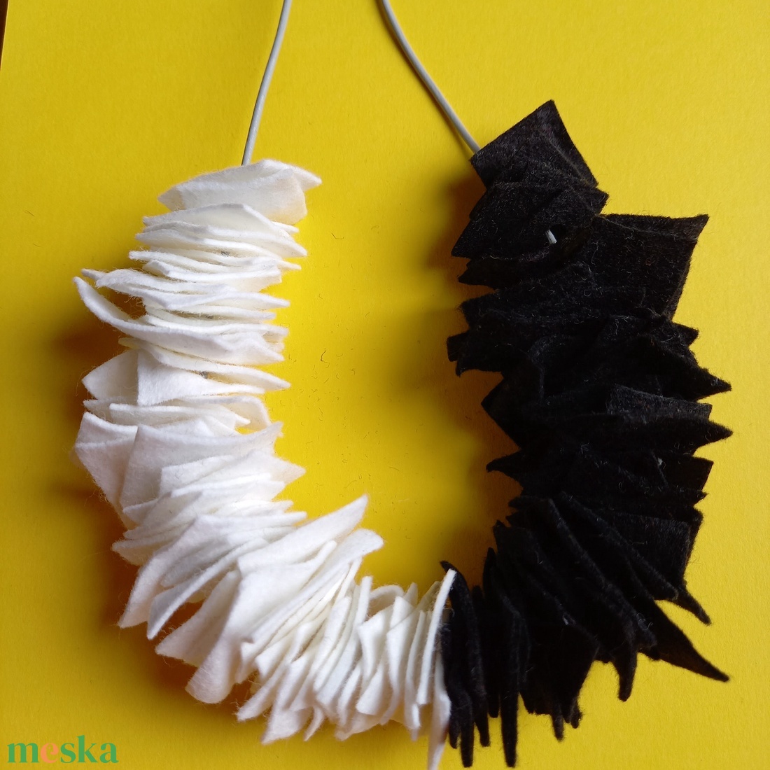 Monokrom filc nyaklánc fehér és fekete  színben - ékszer - nyaklánc - statement nyaklánc - Meska.hu