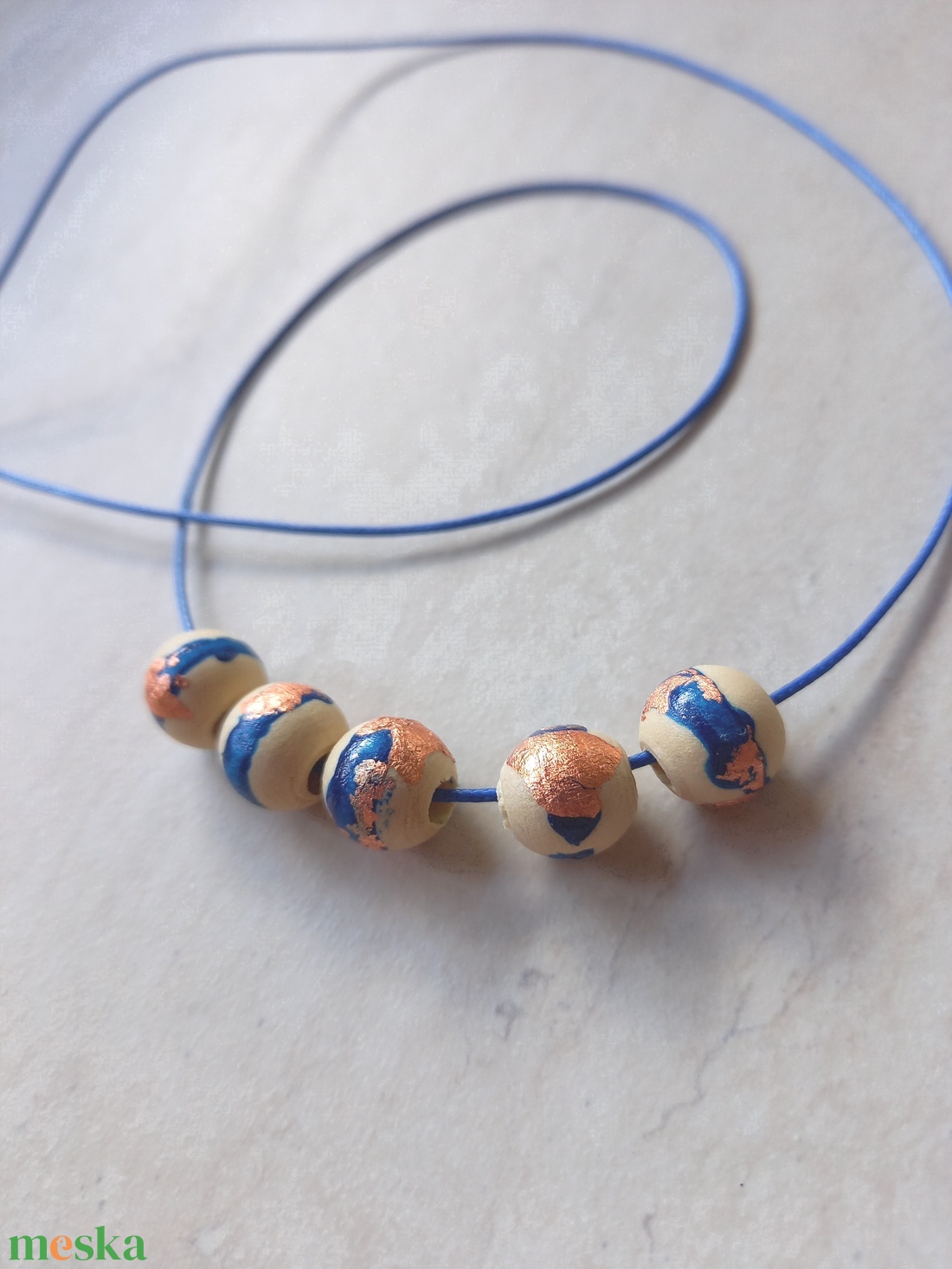 Réz és kék színű fa bogyós nyaklánc  - ékszer - nyaklánc - bogyós nyaklánc - Meska.hu