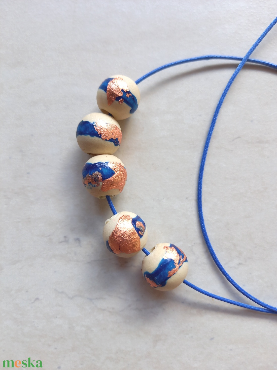 Réz és kék színű fa bogyós nyaklánc  - ékszer - nyaklánc - bogyós nyaklánc - Meska.hu