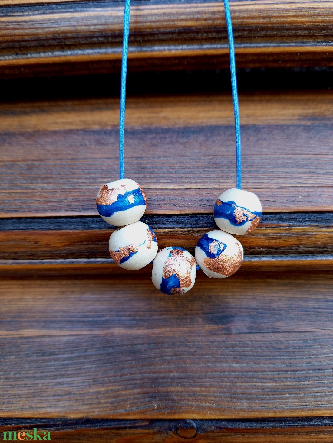 Réz és kék színű fa bogyós nyaklánc  - ékszer - nyaklánc - bogyós nyaklánc - Meska.hu