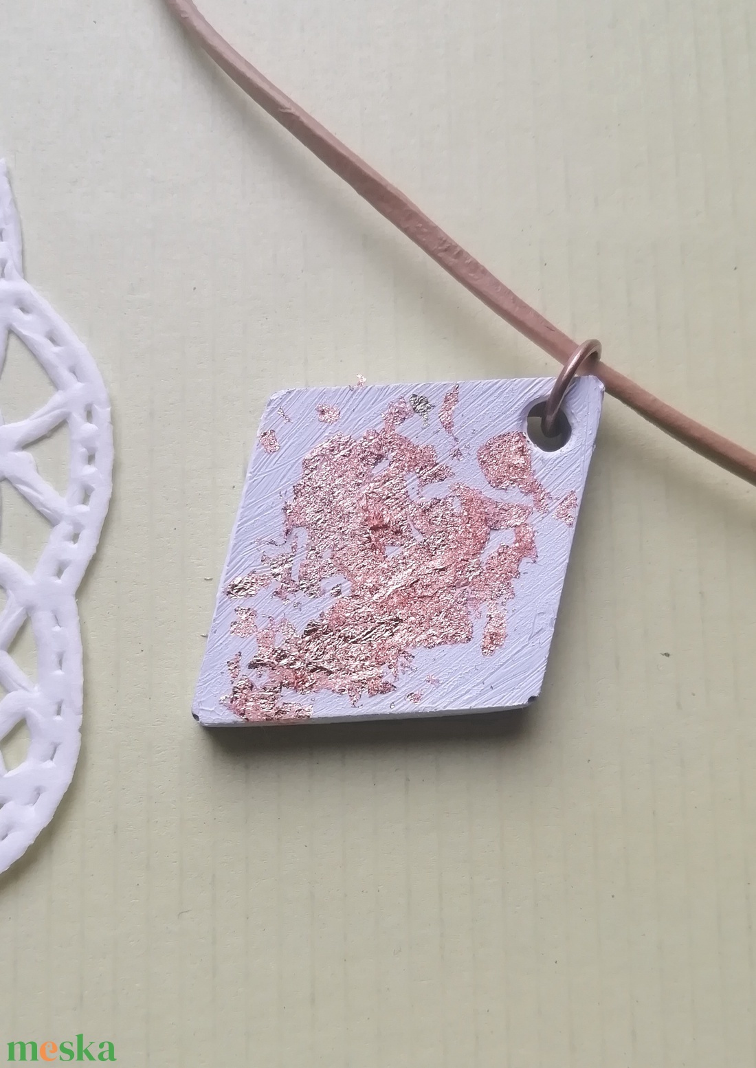 Fehér és réz színű beton trapéz medál nyaklánc - ékszer - nyaklánc - medálos nyaklánc - Meska.hu