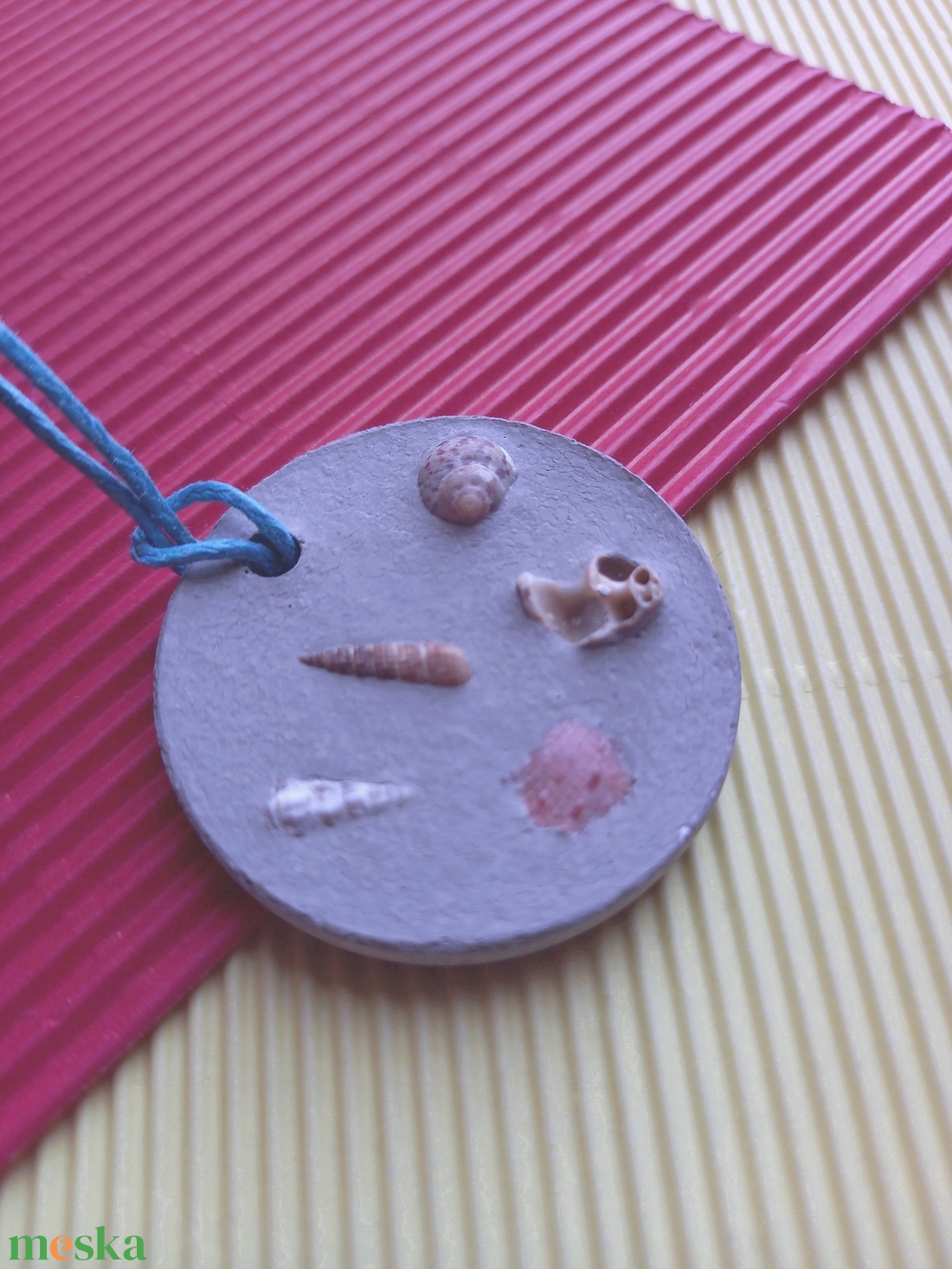 Tengeri kagylókkal betonékszer kör alakú medál nyaklánc - ékszer - nyaklánc - medálos nyaklánc - Meska.hu